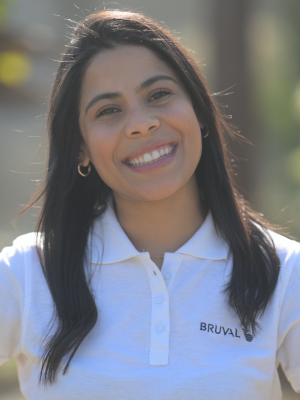 Larissa, funcionária da Bruval a sorrir